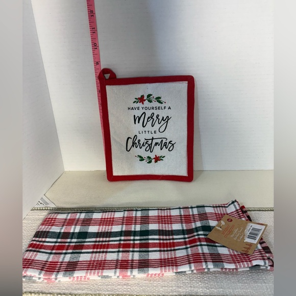 Holiday Bundle 5 Hand Towels, 1Oven Mitt, & 1 Pot Holder - Picture 4 of 12
